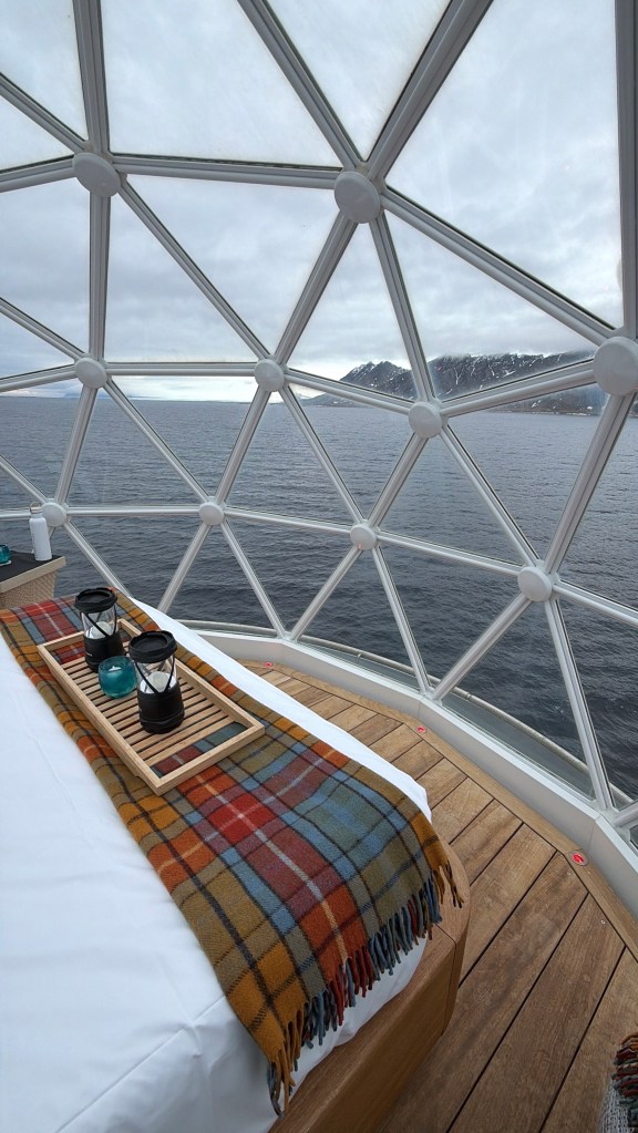 The bed and Arctic view on national Geographic Resolution